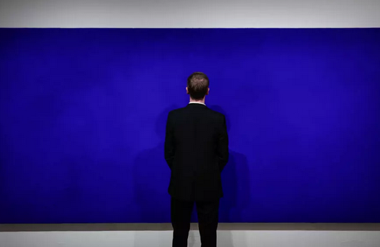 Картина Іва Кляйна “California (IKB 71)” продана на аукціоні Christie’s у Парижі за 18,4 млн євро У Парижі на престижному аукціоні Christie's картина французького художника Іва Кляйна під назвою California (IKB 71) була продана за 18,4 мільйона євро