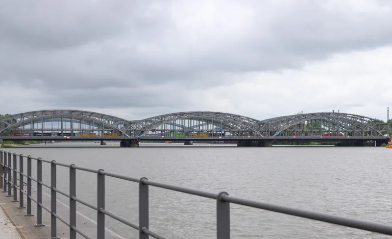 У німецькому Гамбурзі сталася аварія за участю контейнерного судна, яке врізалося в міст, спричинивши серйозні пошкодження конструкції