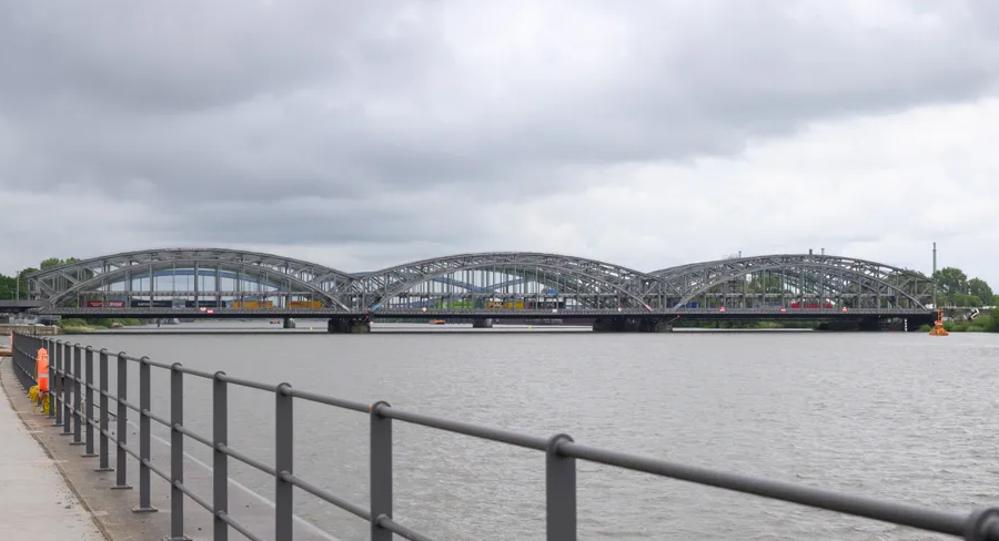 Аварія у Гамбурзі: контейнерне судно врізалося в міст, рух перекрито У німецькому Гамбурзі сталася аварія за участю контейнерного судна, яке врізалося в міст, спричинивши серйозні пошкодження конструкції