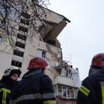 Прем’єра фільму “Наш дім у вогні” у Києві: актори, сюжет і міжнародна команда У Хмельницькому стався потужний вибух у багатоповерховому житловому будинку, через який обвалилася частина конструкції