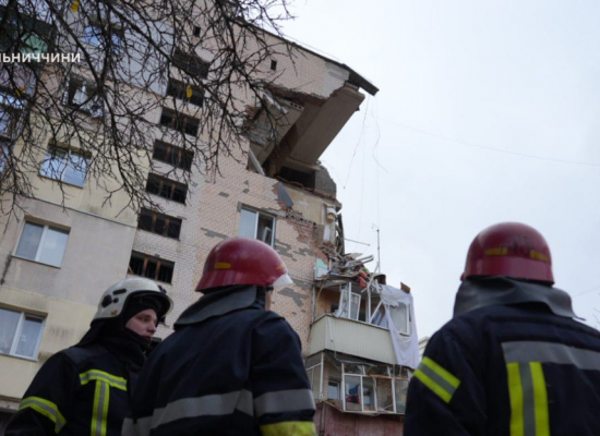 У Хмельницькому стався потужний вибух у багатоповерховому житловому будинку, через який обвалилася частина конструкції