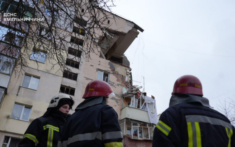 У Хмельницькому стався потужний вибух у багатоповерховому житловому будинку, через який обвалилася частина конструкції