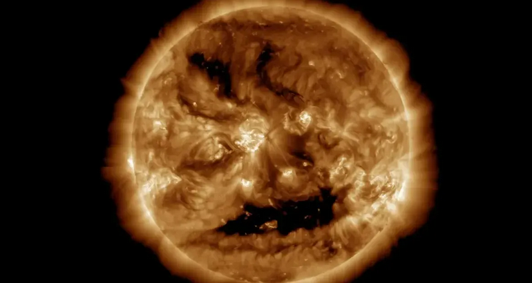 Новий знімок Сонця від NASA демонструє химерну «усмішку» NASA оприлюднило новий захопливий знімок Сонця, на якому помітна химерна «усмішка», схожа на обличчя гарбузового ліхтаря