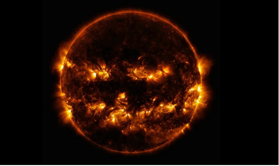 Новий знімок Сонця від NASA демонструє химерну «усмішку»