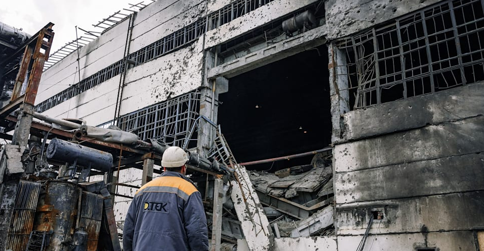 Україна перед катастрофічною зимою: які загрози для тепла та електрики Російські війська продовжують цілеспрямовані атаки на енергетичну інфраструктуру України, намагаючись зробити зимовий період критично складним для громадян