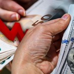 Американський долар продовжує зростати в ціні на українському валютному ринку
