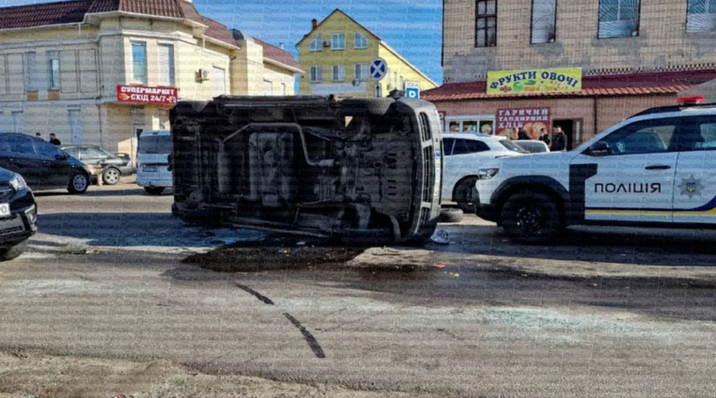 В Одесі натовп напав на співробітників ТЦК: постраждалі військові та розбитий автомобіль В Одесі натовп напав на співробітників ТЦК: постраждалі військові та розбитий автомобіль