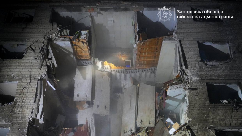 Масований обстріл Запоріжжя: зруйнований гуртожиток, є загиблі та поранені діти У ніч проти четверга, 30 жовтня, російські війська здійснили масований удар по Запоріжжю