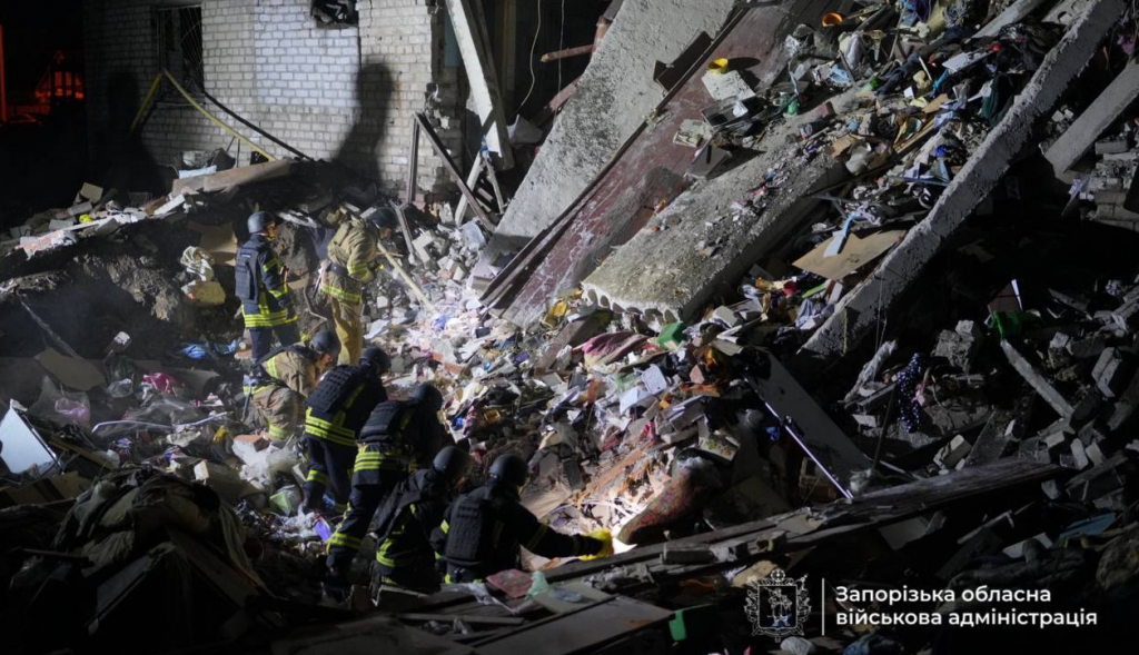 Масований обстріл Запоріжжя: зруйнований гуртожиток, є загиблі та поранені діти