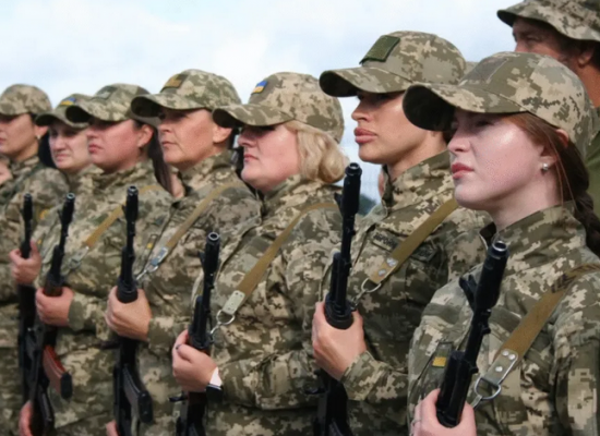 . У Збройних Силах України служить близько 70 тисяч жінок, з яких приблизно 5,5 тисячі перебувають безпосередньо на передовій