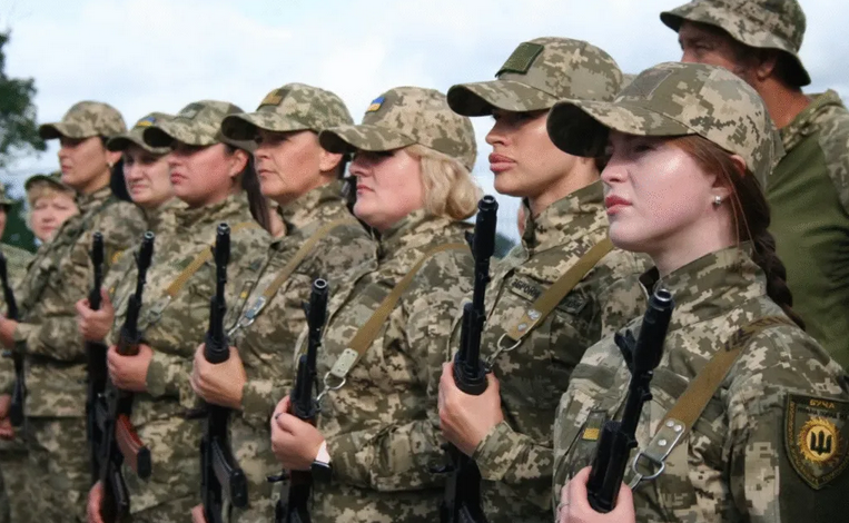 . У Збройних Силах України служить близько 70 тисяч жінок, з яких приблизно 5,5 тисячі перебувають безпосередньо на передовій
