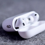 Apple розпочала розробку нової версії AirPods Pro після виходу моделі Pro 3. Очікується новий аудіочип H3, інфрачервона камера та поліпшена якість звуку.