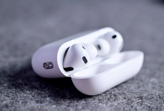 Apple розпочала розробку нової версії AirPods Pro після виходу моделі Pro 3. Очікується новий аудіочип H3, інфрачервона камера та поліпшена якість звуку.