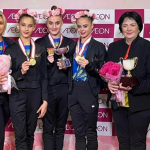 Українська команда "Школи Дерюгіних" у складі Таїсії Онофрійчук, Поліни Каріки та Любові Горащенко виграла золоту медаль на клубному чемпіонаті світу AEON Cup 2025 з художньої гімнастики