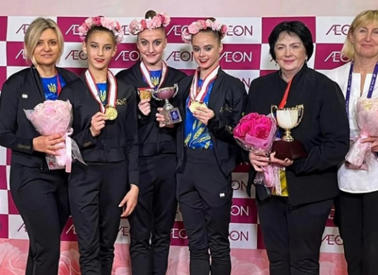 Українська команда "Школи Дерюгіних" у складі Таїсії Онофрійчук, Поліни Каріки та Любові Горащенко виграла золоту медаль на клубному чемпіонаті світу AEON Cup 2025 з художньої гімнастики