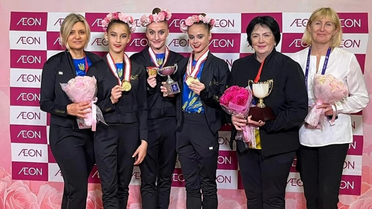 Українська команда "Школи Дерюгіних" у складі Таїсії Онофрійчук, Поліни Каріки та Любові Горащенко виграла золоту медаль на клубному чемпіонаті світу AEON Cup 2025 з художньої гімнастики