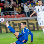 Збірна України здобула важливу перемогу над Азербайджаном 2:1 у 4-му турі кваліфікації на чемпіонат світу 2026. Огляд матчу, голи Гуцуляка та Малиновського, ключові моменти та склади команд 13 жовтня у Кракові.
