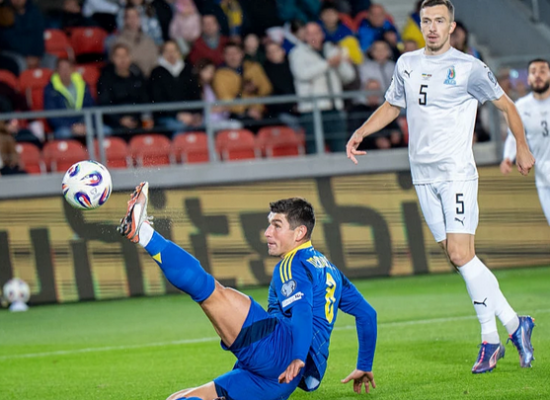 Збірна України здобула важливу перемогу над Азербайджаном 2:1 у 4-му турі кваліфікації на чемпіонат світу 2026. Огляд матчу, голи Гуцуляка та Малиновського, ключові моменти та склади команд 13 жовтня у Кракові.
