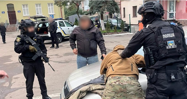 Військові у Тернопільській області організували небезпечну злочинну схему, яка полягала у викраденні, катуванні та вимаганні грошей у мирних громадян