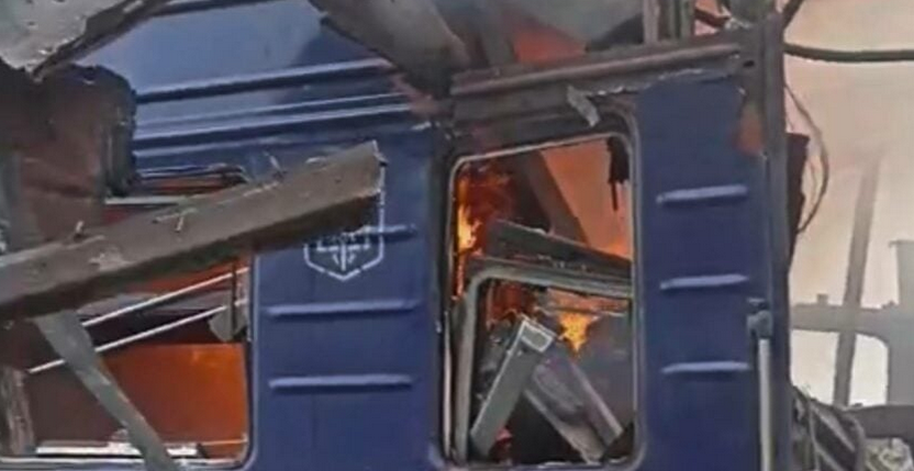 Сьогодні в обід російські окупанти атакували залізничний вокзал у Шостці ударними безпілотниками