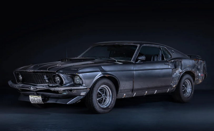 „Fast and Furious“, „Taxi“, „Batman“ – legendäre Filmautos werden in der Movie Cars Collection in Paris versteigert.